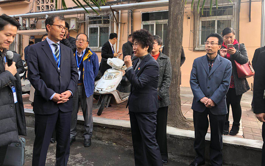 崔院长向韩国卫生部长介绍本济南市历下区燕柳老年公寓运营情况